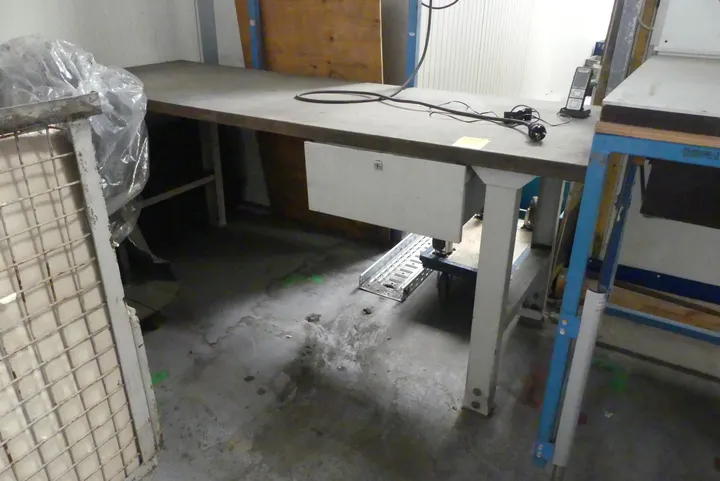 Werktisch, ohne Inhalt Maße in cm ca. 200 x 70 x 230